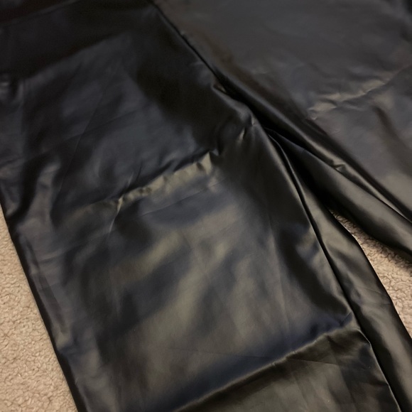 Faux leather leggings - Picture 2 of 4